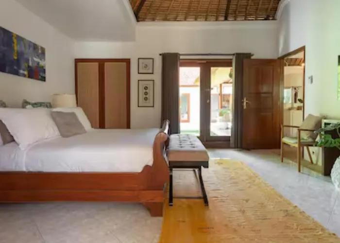 Three Bedrooms Elegant The White Door *